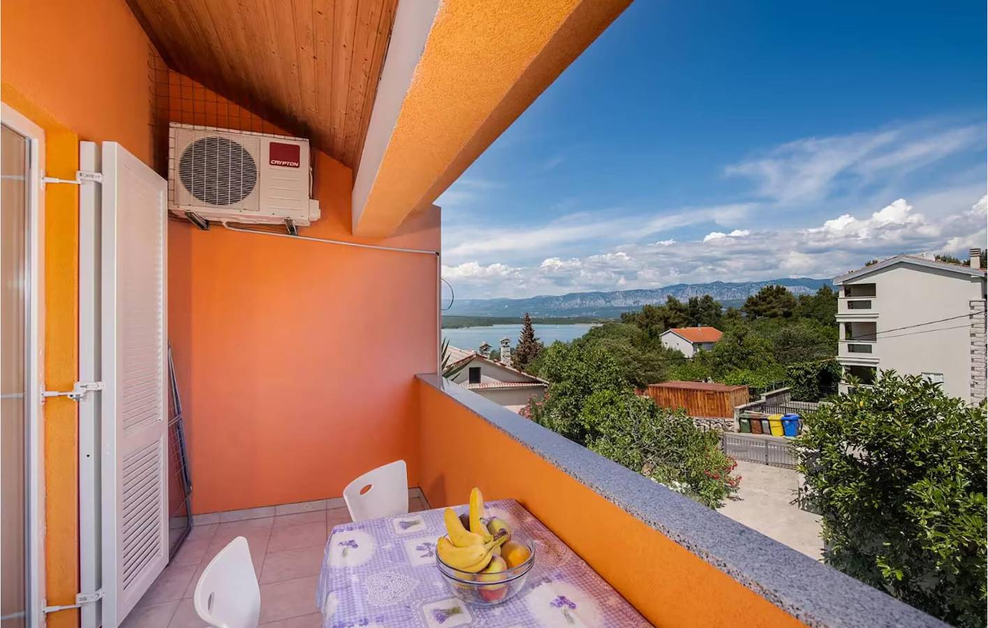 Ganze Ferienwohnung, Apartment mit Meerblick und Terrasse, 300 m von der Küste und Restaurants entfernt in Soline, Krk