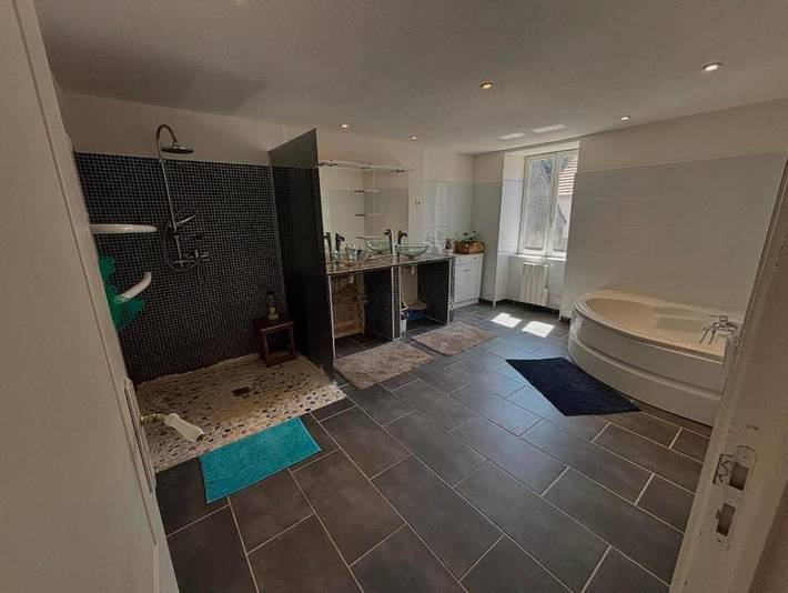 Gîte pour 3 personnes, avec terrasse à Montmarault