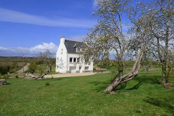 Gîte pour 8 personnes, avec jardin à Goulien