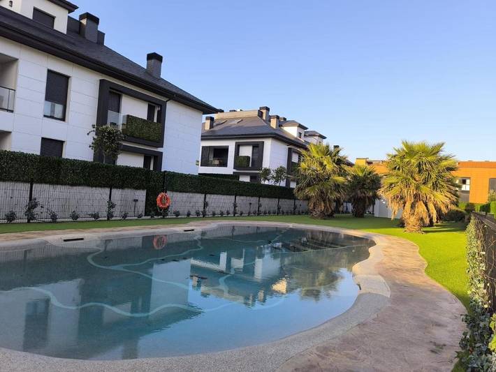 Apartamento para 4 personas, con Balcón y Terraza además de Jardín y Piscina en Loredo