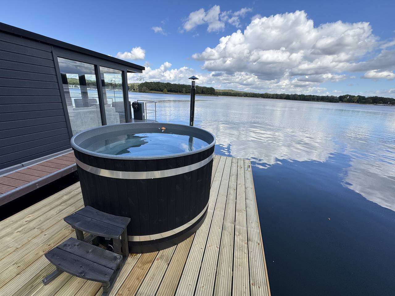 Huren Houseboat — Houseboat Marina Mookerplas met Xl Hottub | 4 - 6 personen in Middelaar, Nationaal Park De Maasduinen