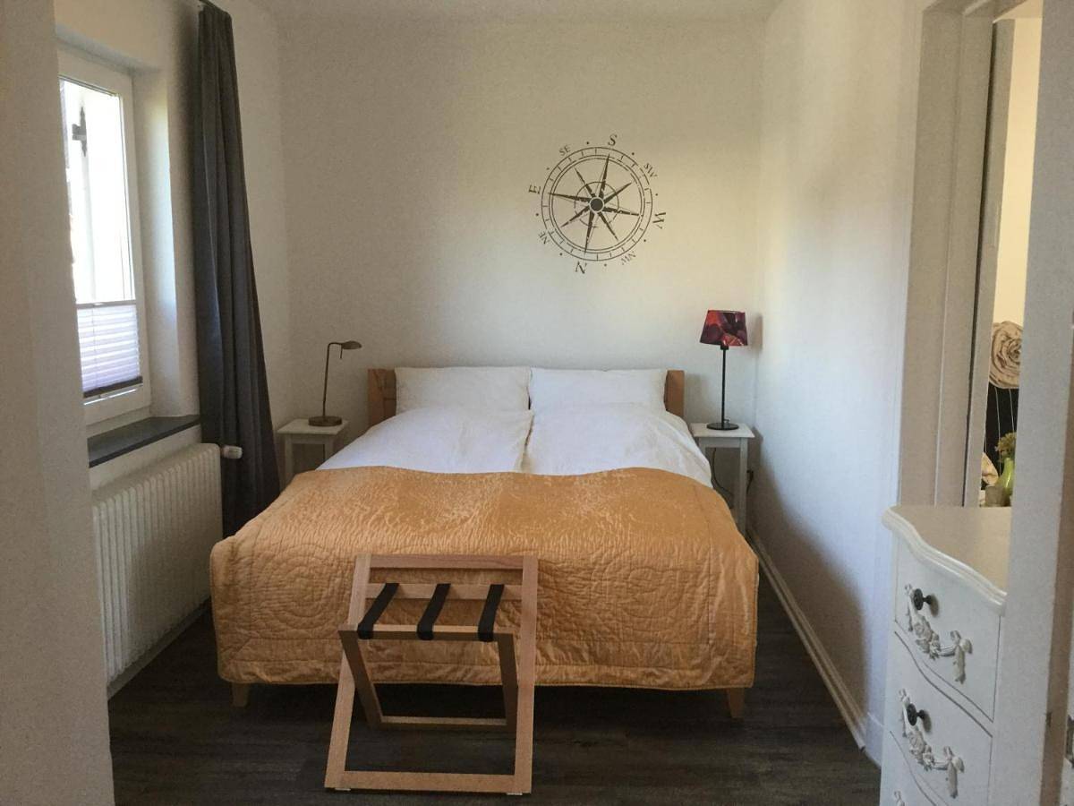 Ferienhaus Us lütt Hus und das Zimmer Linde im Haupthaus in Oldenburg, Niedersachsen