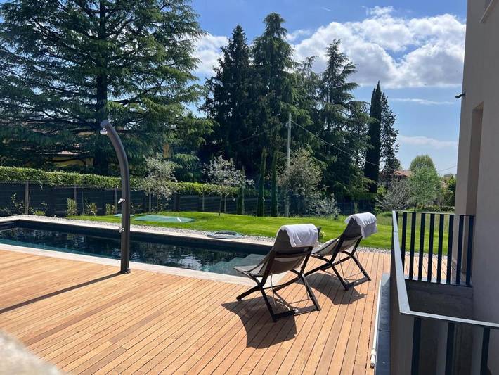Location de vacances pour 8 personnes, avec jardin ainsi que vue et piscine, animaux acceptés dans Bovezzo