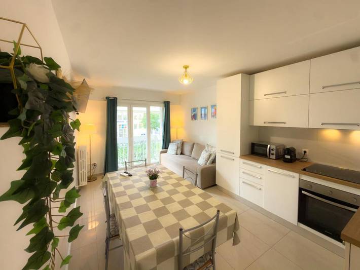 Gîte pour 8 personnes, avec vue et balcon dans Plage Fabron Bambou Nice