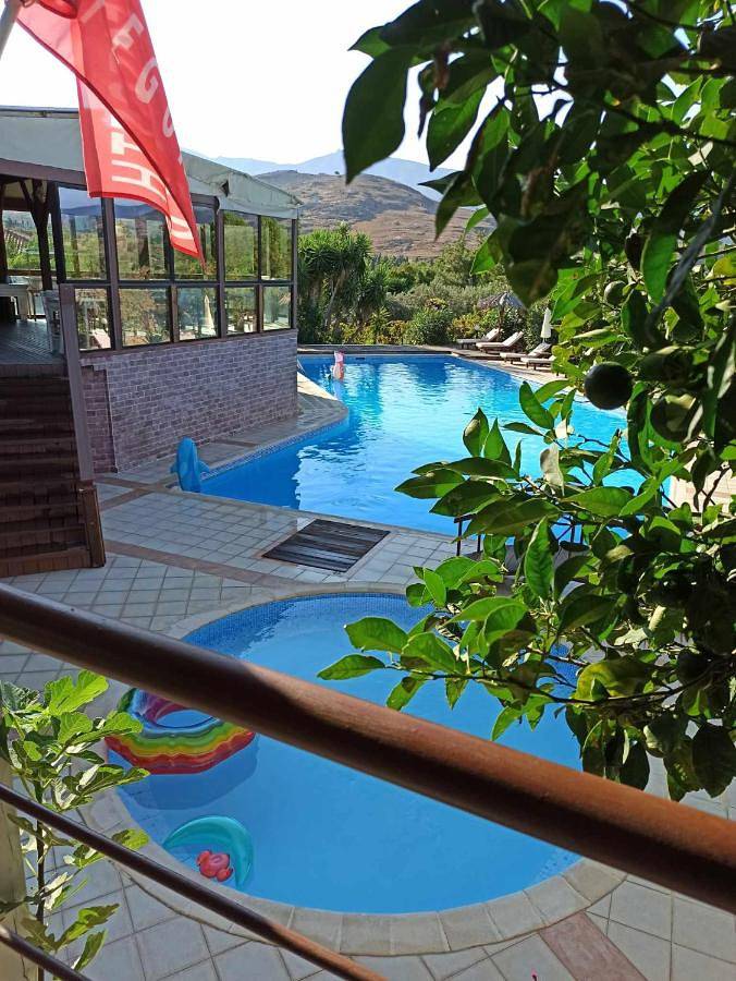 Ferienhaus für 2 Personen, mit Terrasse und Garten sowie Kinderpool und Pool in Petra (Griechenland)