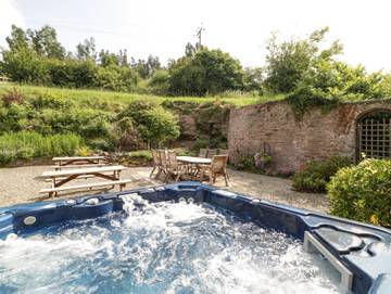 Cottage for 17 People in Herefordshire, West Midlands, Photo 3