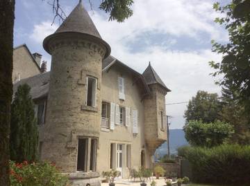 Chambre d’hôte pour 3 personnes, avec jardin et piscine ainsi que vue et terrasse, animaux acceptés à Champagne-en-Valromey