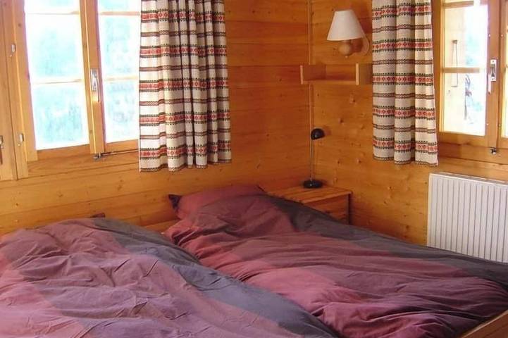 Chalet avec Bio Sauna confortable pour 8 personnes : Living avec cheminée - cuisine avec lave-vaisse in Grimentz, Anniviers