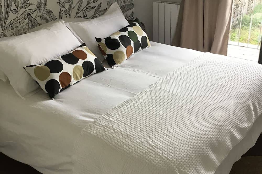 Ganze Wohnung, City center apartment with terrace at the foot of the cathedral. in Saint-Pol-de-Léon, Ceinture Dorée