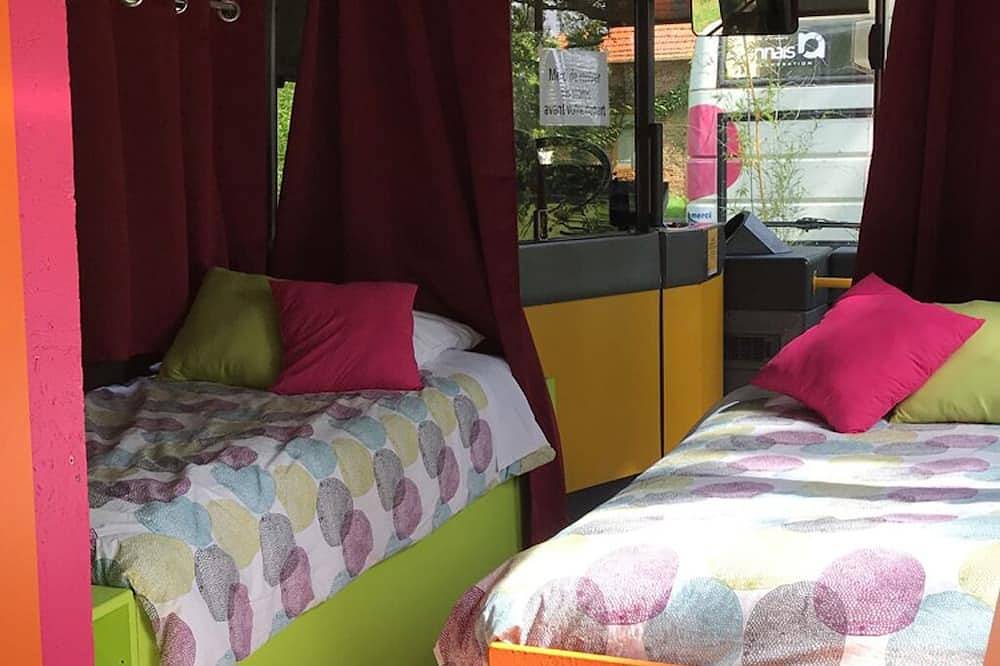 Hébergement pour 2 personnes dans un Bus avec accès piscine in Roanne, Région de Roanne