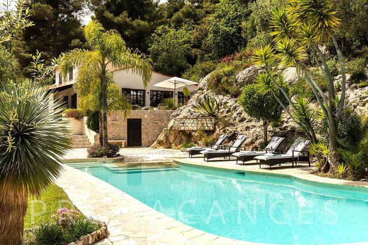 Location de vacances pour 8 personnes, avec Balcon/Terrasse ainsi que Jardin et Piscine à La Roquette-sur-Var