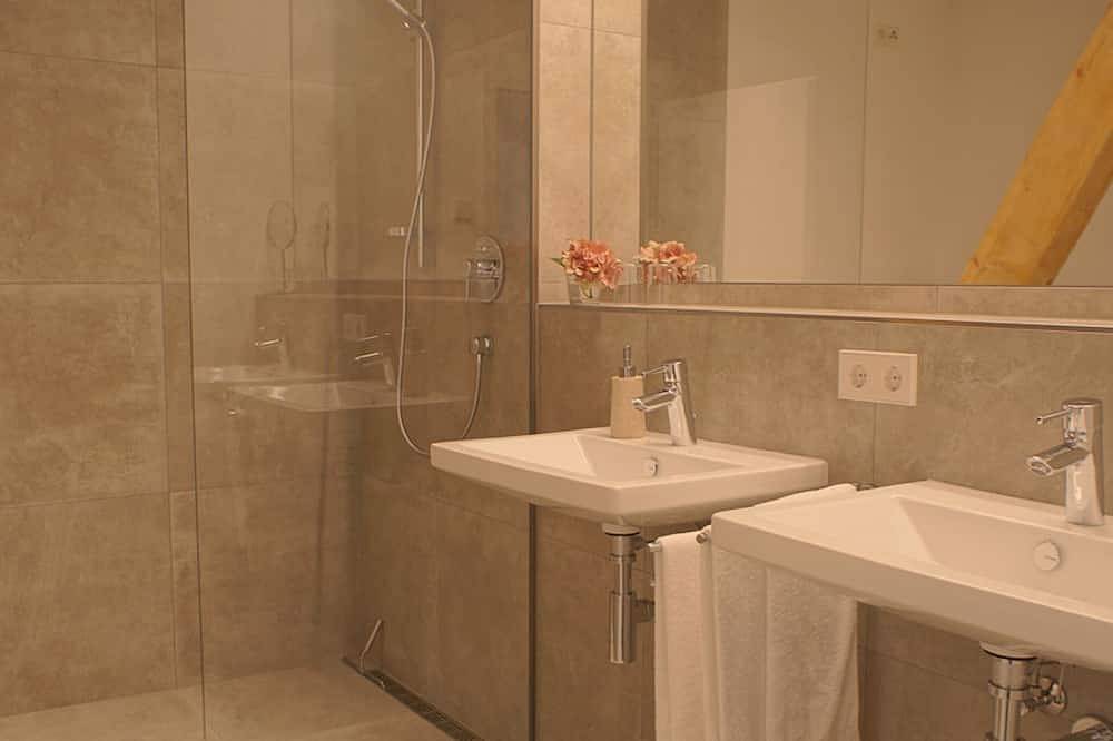 Ganze Wohnung, Suite 2, bis 4 Personen und Kleinkind, Balkon, Maisonette, 90 qm in Waging am See, Rupertiwinkel