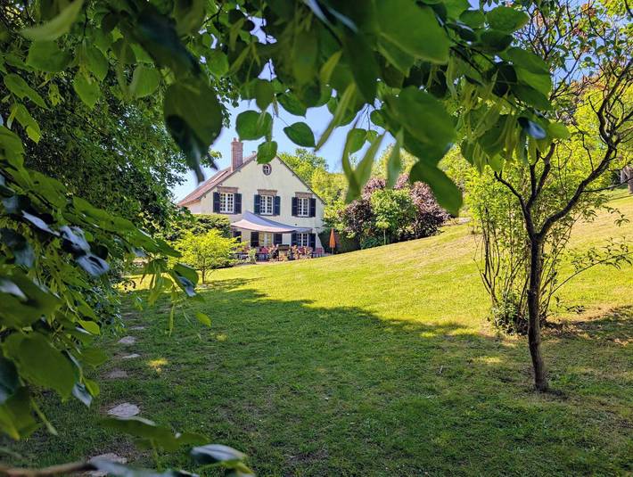 Gîte pour 22 personnes, avec Terrasse ainsi que Jardin et Piscine