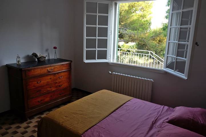 Large air-conditioned villa on the outskirts of Beaucaire. in Beaucaire, Region de Nimes