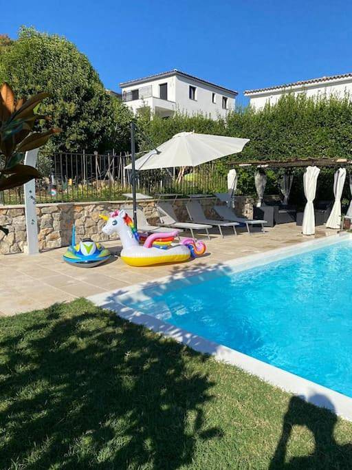 Location de vacances pour 4 personnes, avec Terrasse ainsi que Jardin et Piscine à La Roquette-sur-Siagne