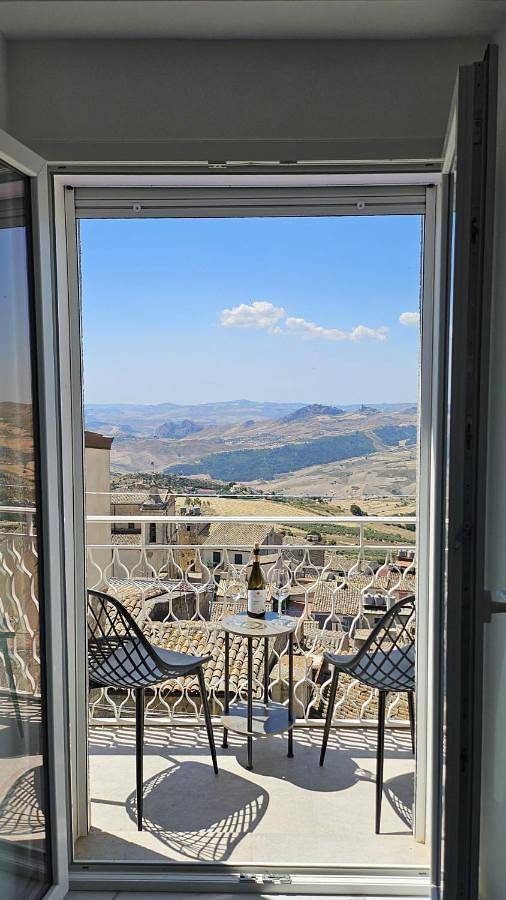 Location de vacances pour 6 personnes, avec balcon et vue à Mussomeli