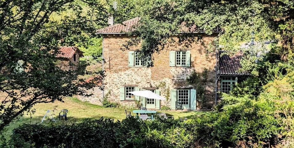 Gîte pour 8 personnes, avec piscine et jardin, animaux acceptés