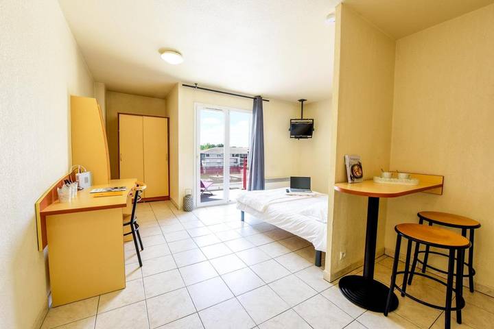 Appart’hôtel pour 2 personnes, avec Balcon et Terrasse ainsi que Jardin et Vue
