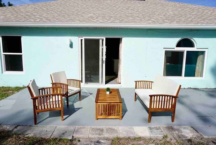 Vacation rental for 15 people, with balcony and yard in Palm Coast
