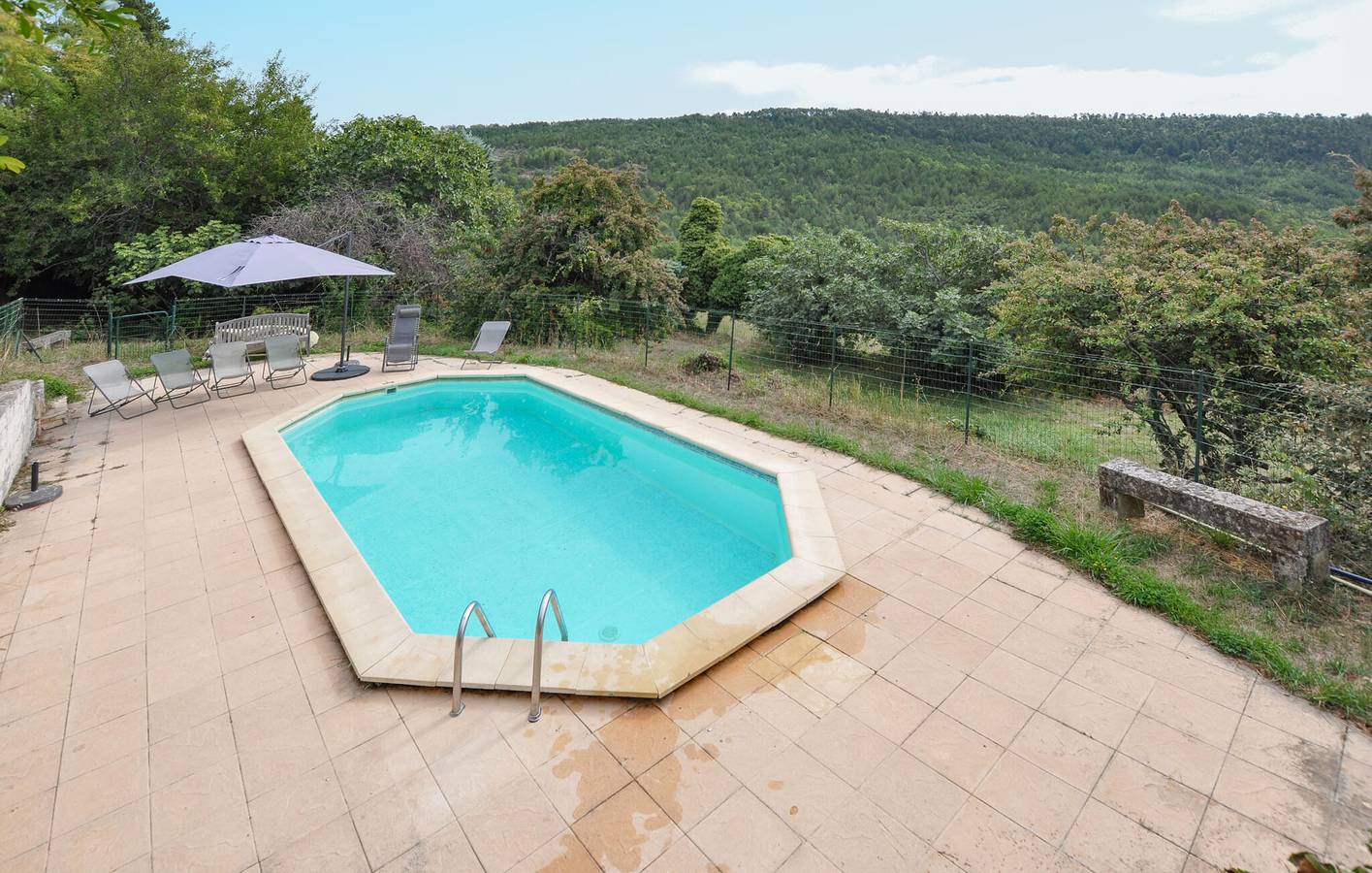 Appartement confortable avec piscine et garage près de Vachères - 1.5km du centre ville in Vachères, Parc naturel régional du Luberon