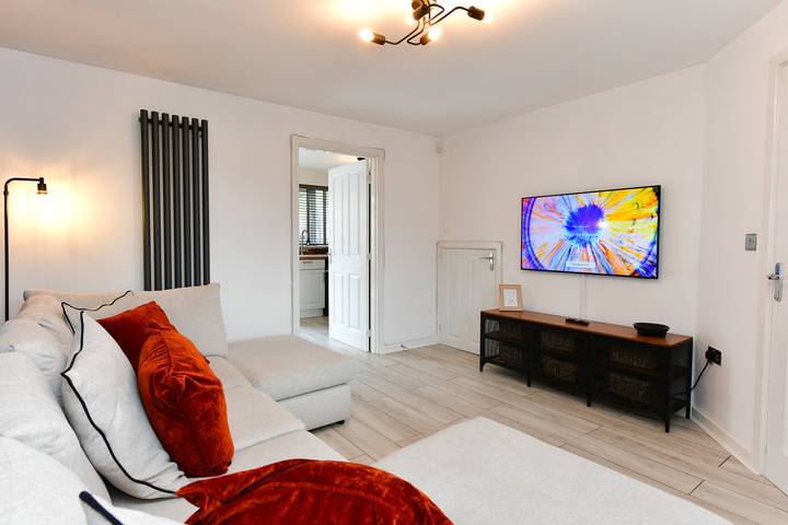 Stylish Family Home with Garden & Free Parking - Pass the Keys in Cardiff, Cardiff region
