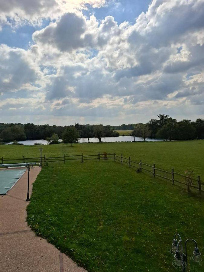 Gîte pour 17 personnes, avec piscine ainsi que jacuzzi et terrasse à Tresson