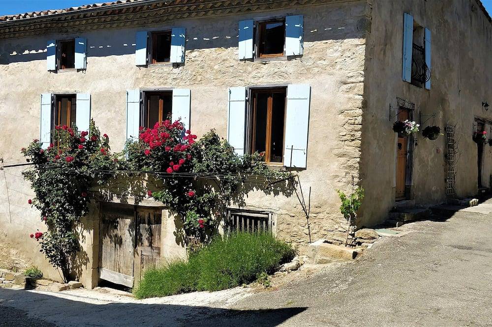 Une maison magnifique, spacieuse, récemment rénovée dans le magnifique village de Camon in Camon, Ariège