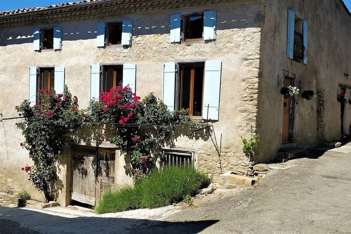Location de vacances pour 8 personnes, avec balcon et jardin à Camon