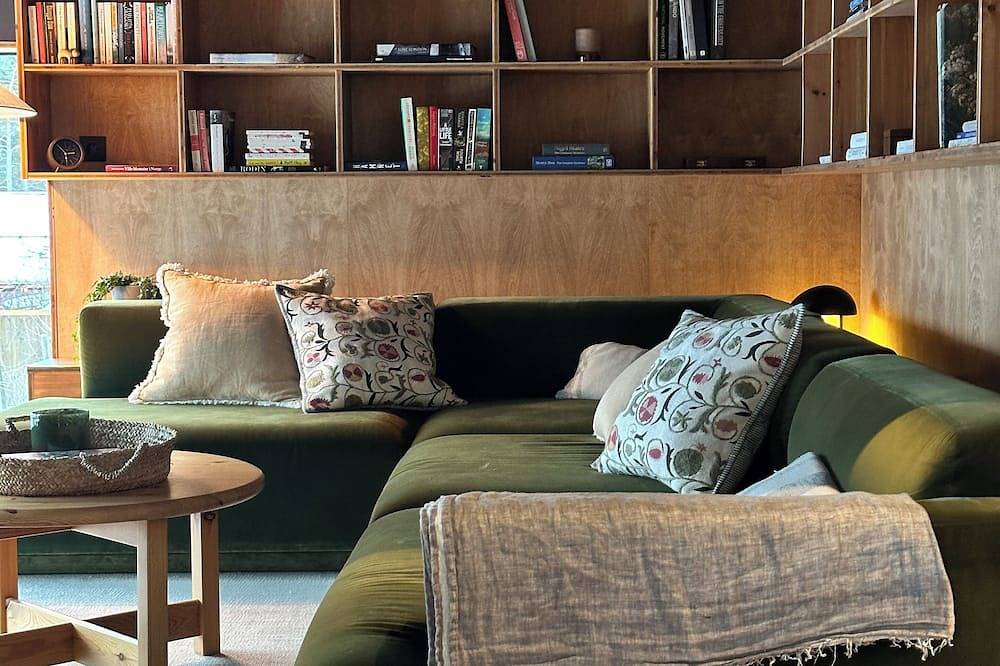 A calm Norwegian home for nature-led stays. in Gloppen