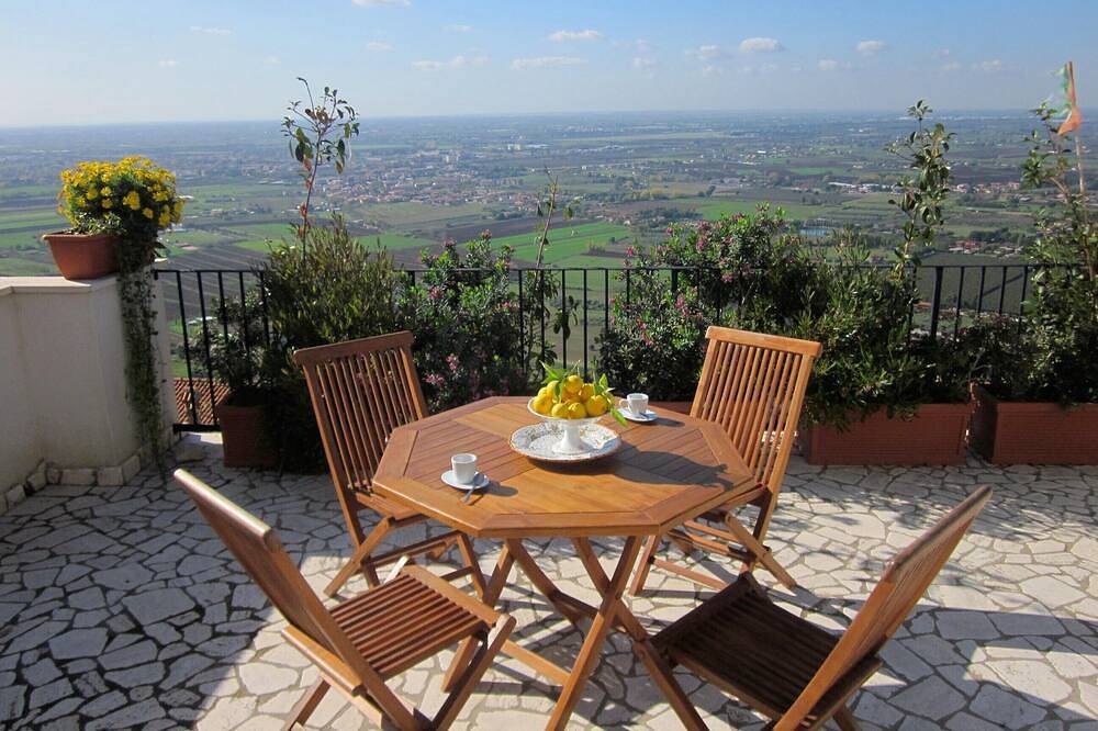 Apartamento entero, The Pinte Rooms: Tellus Apartment, uso de piscina, terraza con vista in Sermoneta, Provincia de Latina
