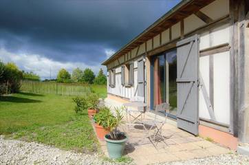 Gîte pour 4 personnes, avec terrasse ainsi que jardin et piscine à Laubressel