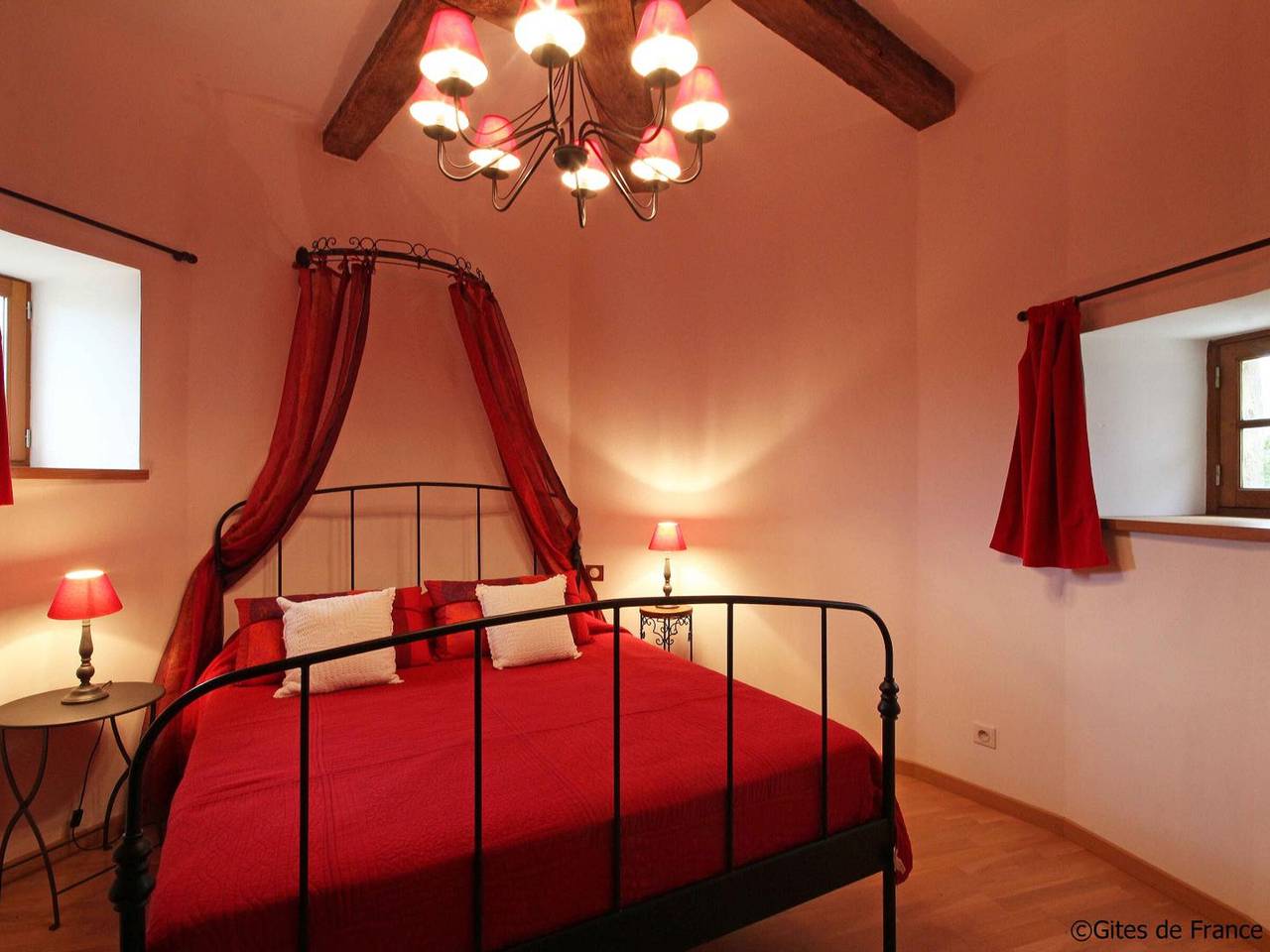 Gîte avec charme historique, 5 chambres, vaste jardin in Coulonges-sur-Sarthe, Parc naturel régional Normandie-Maine