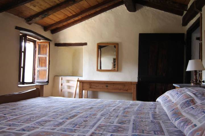 Antigua casa en el pueblo, en el verde, equipada con todo, para parejas o familias de 5 in Fosdinovo, Valle de Magra