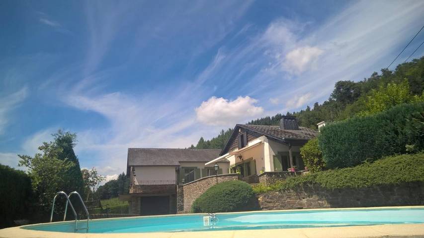 Chambre d’hôte pour 2 personnes, avec Terrasse ainsi que Jardin et Piscine à Vresse-sur-Semois