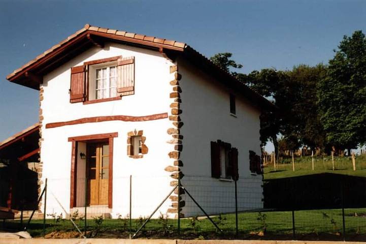 Location de vacances pour 5 personnes, avec jardin à Mendionde