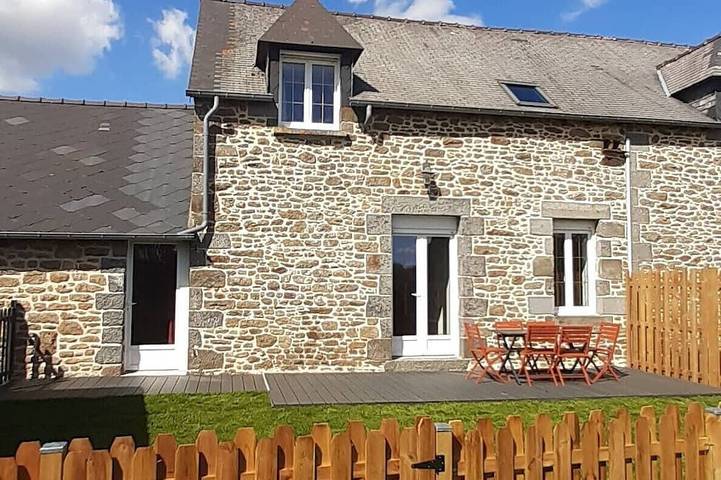Location de vacances pour 5 personnes, avec terrasse et jardin à Le Tronchet