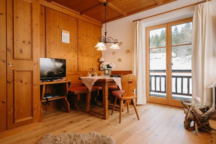 Ganze Ferienwohnung, Ferienwohnung Kreuzeck, 1 Schlafraum, Balkon in Garmisch-Partenkirchen, Bayerische Alpen