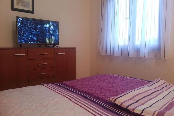 Ganze Wohnung, In Dvornica mit Gepflegtem Garten in Razanj, Šibenik-Knin