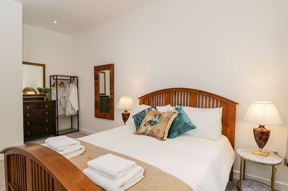 The Barn, family friendly, with hot tub in Lytchett Matravers in Dorset
