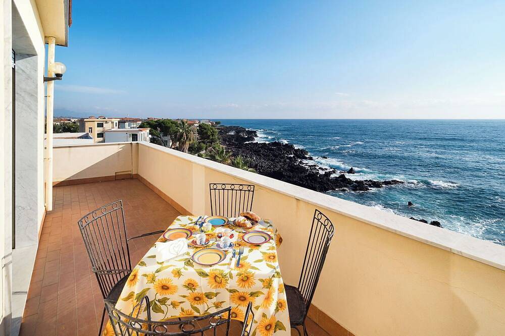 Apartamento entero, Apartment en Stazzo con 2 habitaciones, capacidad 5 in Acireale, Provincia de Catania