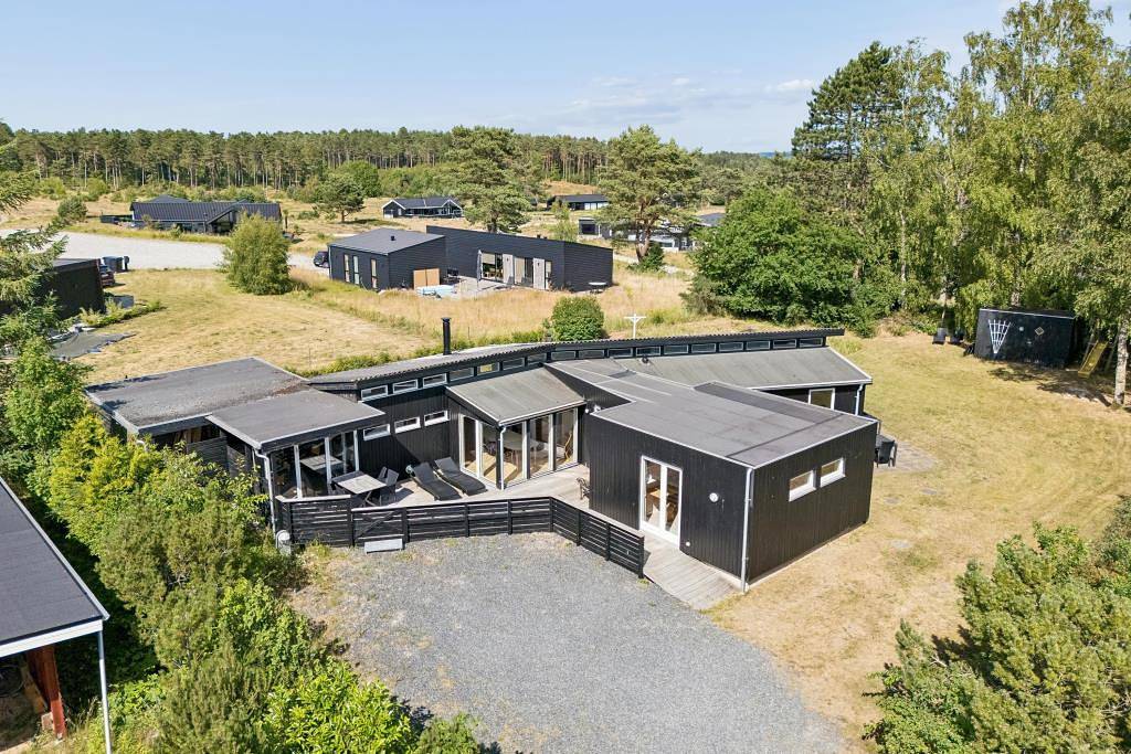 Geräumiges und gepflegtes Ferienhaus auf erhöhter Naturgrund mit schönem Blick über die Ebeltoft Bucht in Egsmark Strand, Süddjursland