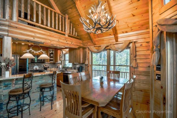 Log cabin for 10 people, with hot tub and balcony in Lake Lure