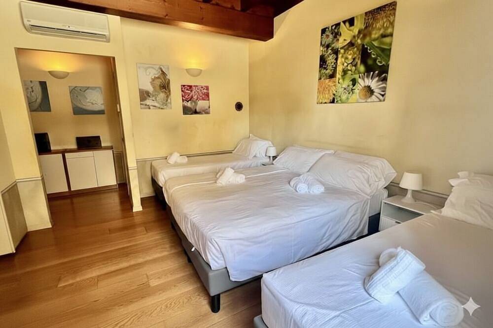 Ferienwohnung mit Pool und Seeblick. Zentrale Lage in gemütlicher Residenz in Moniga del Garda, Gardasee-Berge