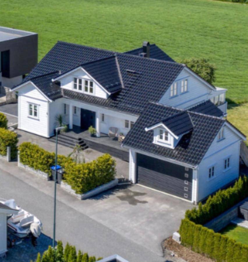 Romslig hus med jacuzzi, spillrom og stor terrasse in Fredrikstad