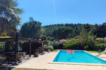 Gîte pour 4 personnes, avec jardin ainsi que terrasse et piscine à Istres