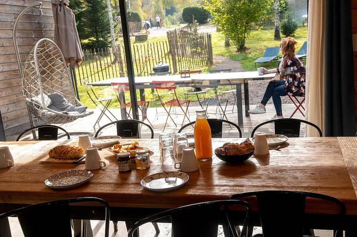 Gîte pour 10 personnes, avec piscine et jardin ainsi que jacuzzi et terrasse à Barbey-Seroux