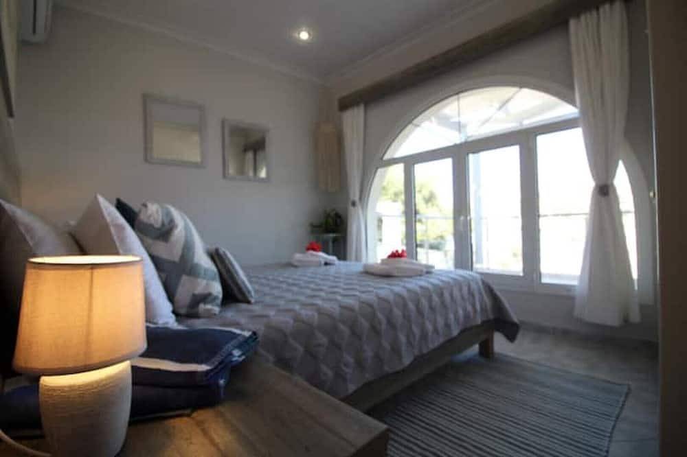 Seadream Beachfront Villa with sea view and jacuzzi in Almyrida, Vámos