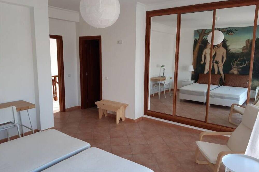 Spacious 2-storey villa with swimming pool and large garden, 6 minutes from Praia Verde. in Castro Marim, Faro Distrikt