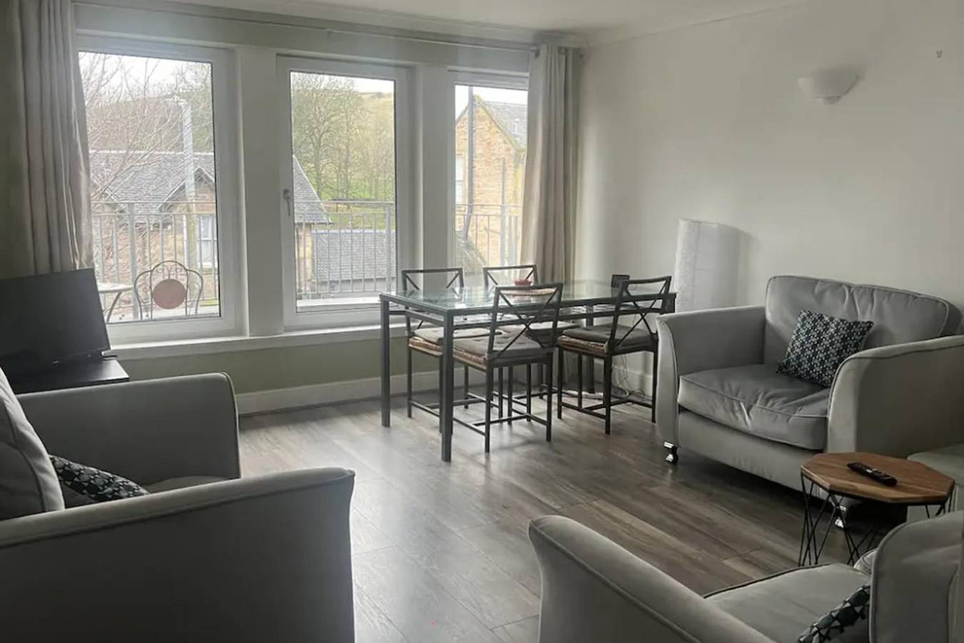 Entire holiday apartment, 2 Bedroom Apt - Stunning Views, Balcony, Parking in Edinburgh, Edinburgh and Lothian