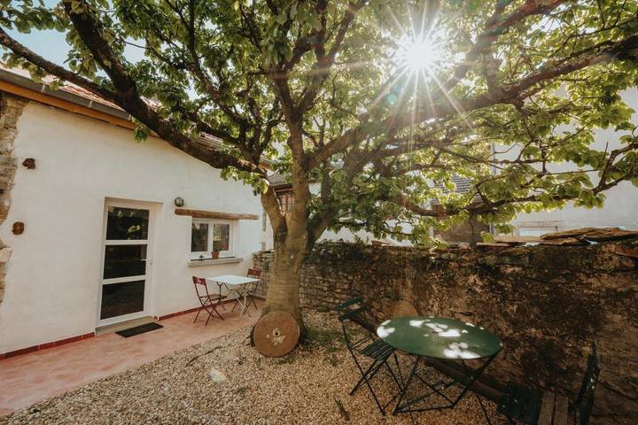 Location de vacances pour 3 personnes, avec Terrasse ainsi que Jardin et Vue à Cheilly-lès-Maranges